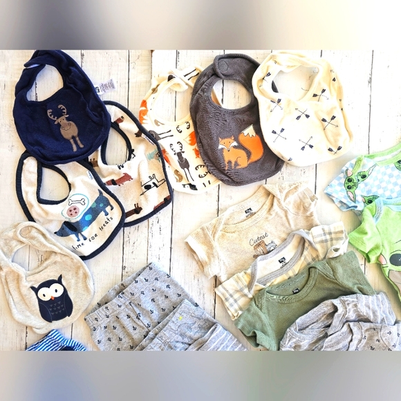 Large LOT Baby Clothes 0-3 Months 21 Pieces Bibs, Onesies, Pants Carters & More - Picture 4 of 9